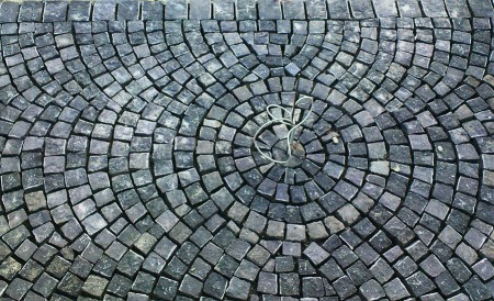 Bazalt kiskockakő kör-körös mintát begoglaló ívszelet mintában